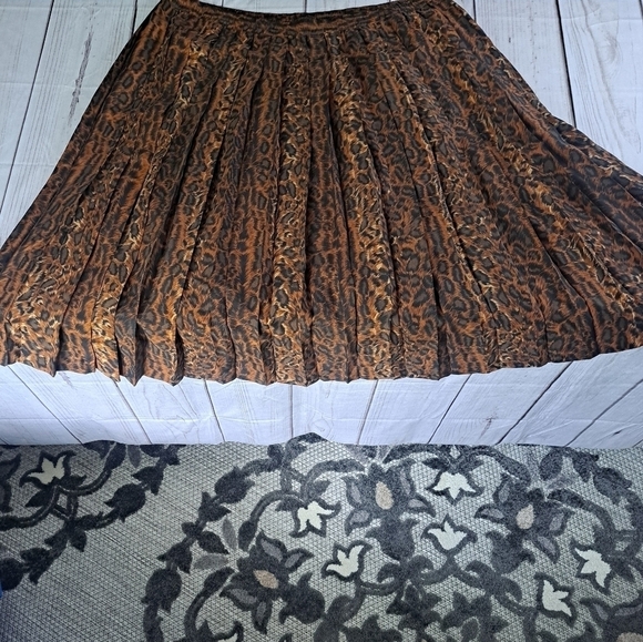Dresses & Skirts - Vintage Skirt Reflections Spiegel 100% Silk Pull On Leopard  No Size Tag 22 X 33